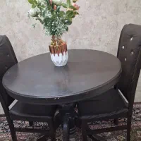 میز نهارخوری ۲نفره کمی پایه هاش خوردگی دارد