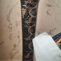 گل ( رایگان ) و گلدان مشکی بلند کنار سالنی با هم