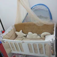 تخت کنار مادر