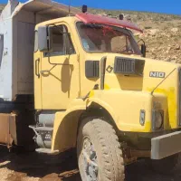 راننده کمپرسی ده چرخ داخل معدن