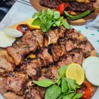 یک سالن دار خانم منظم مرتب خوش برخورد و خوش لباس