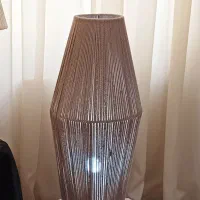 آباژور ایستاده کنارسالنی