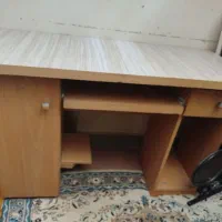 میز تحریر و کامپیوتر