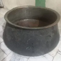 دیگ مسی قدیمی بالای پنجاه سال دهانه۴۴ارتفاع ۲۹