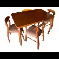 تعدادی میز نهارخوری