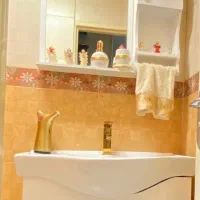 آینه و باکس و روشویی کابینتی سالم و در حدنو