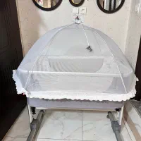 تخت نوزاد کنار مادر