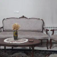 مبل کلاسیک ۹نفره با میز وسط .میز تیره هم فروشیه