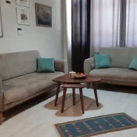 مبل ۵ نفره با میز جلو مبلی و پرده