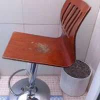 صندلی چوبی پایه فلزی