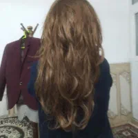 تعدادی لباس مجلسی و یک کلاه گیس