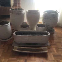 ۱۲ عددٍ گفتن سفالی با زیر گلدانی ست با یک پایه فلز