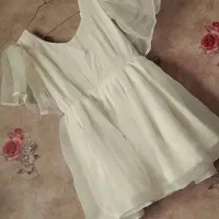 تعدادی لباس ب فروش می‌رسد