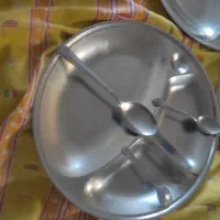 بشقاب  استیل سه تا جا دارد سه عدد میباشد