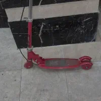 اسکوتر قرمز درحد