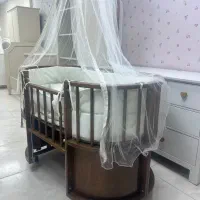 گهواره وتخت کنار مادر