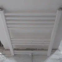 یک عدد حوله خوشکن نو فقط نصب شده بوده