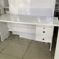 میز تحریر و کامپیوتر