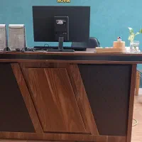 میز مدیریت و صندلی انتظار بسیار تمیز