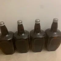 تعدادی شیشه نگهدارنده و تزینی
