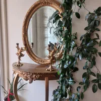 اینه کنسول کلاسیک با دوشمعدان و یک گلدان بزرگ