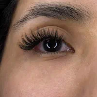 استخدام مژه کار حرفه ای در مجموعه زیبایی هِرا