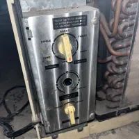 کولر. گازی پشت پنجره ای قدیمی