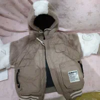 یک کاپشن بچه‌گانه و دوتا شلوار گرمکن