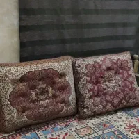 پشتی سنتی و میز ناهار خوری