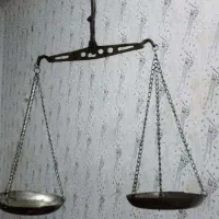 ترازوی دوپله کوچیکه قدیمی شیک