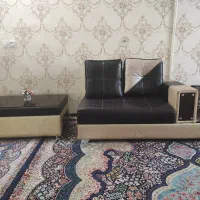 یک عدد مبل دونفره به  همراه میز