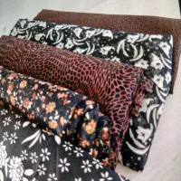 تعدادی پارچه چادری به فروش میرسد