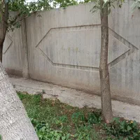 دیوار بتنی با پایه و منبع آب و دستگاه چیلر