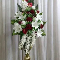 گل مصنوعی با پایه طلایی