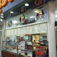 کارگر ماهروبا تجربه  آبمیوه و بستنی
