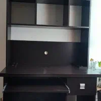 کتابخانه و میز کامپیوتر