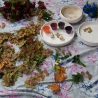 مقداری گل مصنوعی وگلدان