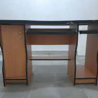 میز تحریر و کامپیوتر