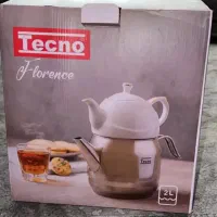 دو قاشق چایخوری داخل قوری