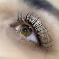 ارائه خدمات و اموزش تخصصی لیفت و لمینیت مژه و ابرو
