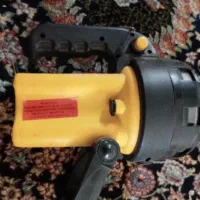 چراغ قوه سالم سالم  فقط باتری میخواد شارژر هم داره