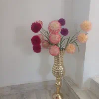 ۵شاخه گل بلند کنار سالنی