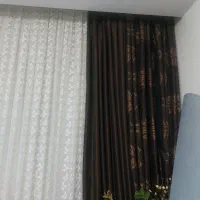 کنار پرده سالن
