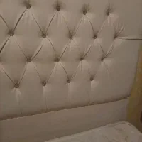 زیر تلویزیون یه دست مبل تخت دو نفره
