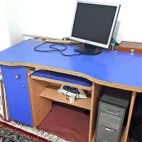 میز  چوبی تحریر و کامپیوتر