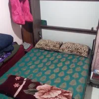 یک عدد تخت دو نفره دیواری کمجا و میز ارایش بزرگ