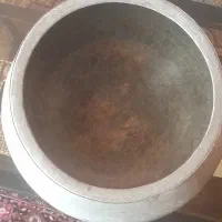 دیگ‌مسی بزرگ چکشی قدیمی بدون خط