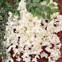 تعداد زیادی بوته و آویز آبشاری و گل مصنوعی نو