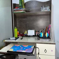 میز تحریر دست‌دوم سالم و جا‌دار با تخفیف ویژه