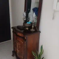 کنسول و اینه نو همراه شمعدانهای برنزی